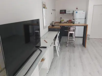 a kitchen with a large tv and a counter top at Love Sunset in Villa Carlos Paz