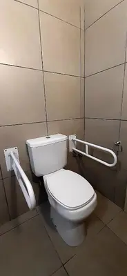 a bathroom with a white toilet in a stall at Bucanaan hostel boutique in Cordoba