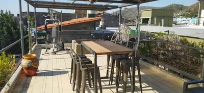 a table and chairs sitting on a roof at Chalet interno con rooftop in Villa Carlos Paz