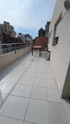 a bench sitting on the roof of a building at Excelente SEMIPISO vista al Buen Pastor in Cordoba