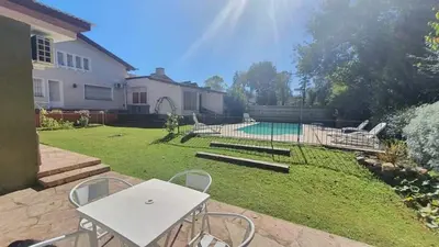 a backyard with a table and chairs and a pool at Teilen in Villa General Belgrano