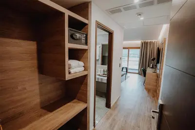 a small room with a bed and a mirror at Böden Hotel & Spa, AKEN SOUL in Villa General Belgrano