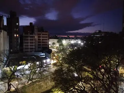 a view of a city at night with lights at hermoso Dpto. sobre La cañada en el centro de Córdoba capital-Argentina in Cordoba