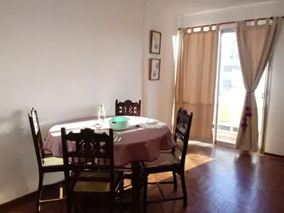 a dining room with a table and chairs and a window at hermoso Dpto. sobre La cañada en el centro de Córdoba capital-Argentina in Cordoba