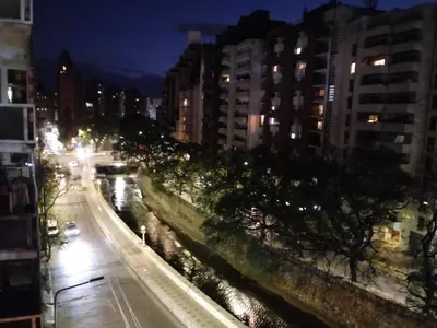 a view of a city street at night at hermoso Dpto. sobre La cañada en el centro de Córdoba capital-Argentina in Cordoba