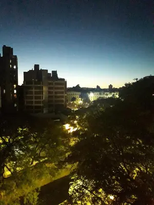 a view of a city skyline at night at hermoso Dpto. sobre La cañada en el centro de Córdoba capital-Argentina in Cordoba