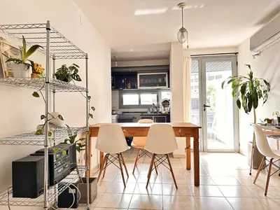 a kitchen and dining room with a table and chairs at Departamento Ecofriendly excelente ubicación in Cordoba