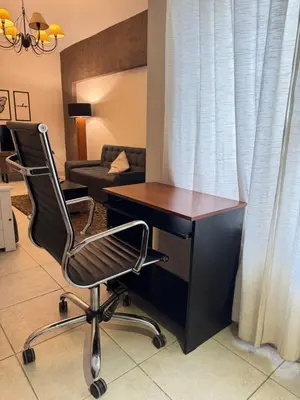 a desk and a chair in a room at Victorino House en el Cerro de las Rosas con cochera in Cordoba