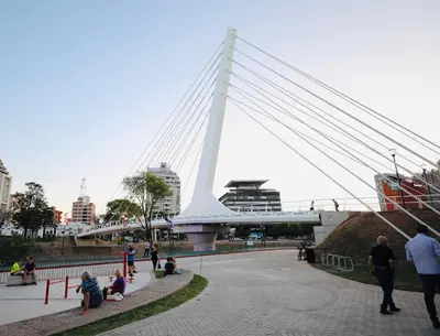 a bridge over a street with people walking around at DEPARTAMENTO VIP PREMIUM EN EL CENTRO - Arte y Vistas panorámicas a toda la ciudad y el río in Cordoba