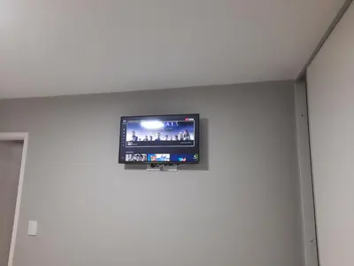 a flat screen tv on a wall in a room at APART VITTA in Río Cuarto