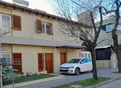 a white car parked in front of a house at LA AMISTAD-CIUDAD UNIVERSITARIA- HOSPITAL FERREYRA in Cordoba