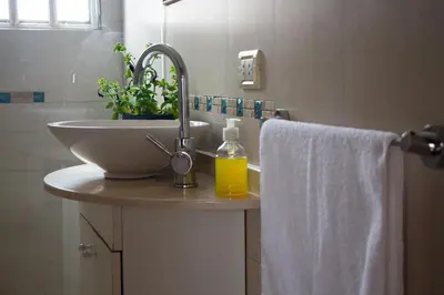 a bathroom with a sink and a sink at LA AMISTAD-CIUDAD UNIVERSITARIA- HOSPITAL FERREYRA in Cordoba