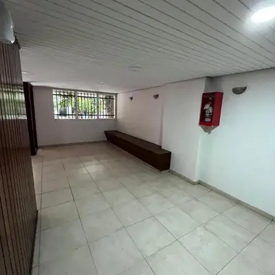 a waiting room with a bench and a window at Pueyrredon 40, Nueva Cordoba in Cordoba