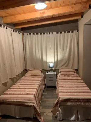 two beds in a room with wooden ceilings at HERMOSO DÚPLEX DE CATEGORÍA COMPLETAMENTE EQUIPADO in Cordoba