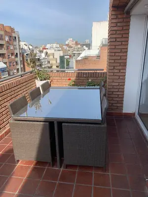 a table and two chairs on a balcony at HERMOSO DÚPLEX DE CATEGORÍA COMPLETAMENTE EQUIPADO in Cordoba