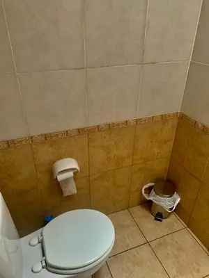 a bathroom with a toilet and a trash can at HERMOSO DÚPLEX DE CATEGORÍA COMPLETAMENTE EQUIPADO in Cordoba