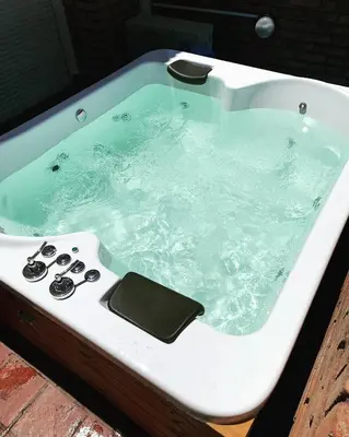 a bath tub filled with water in a bathroom at HERMOSO DÚPLEX DE CATEGORÍA COMPLETAMENTE EQUIPADO in Cordoba