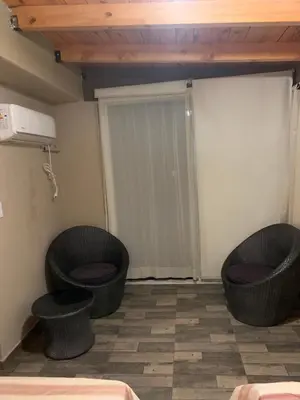 a room with two wicker chairs in a room at HERMOSO DÚPLEX DE CATEGORÍA COMPLETAMENTE EQUIPADO in Cordoba
