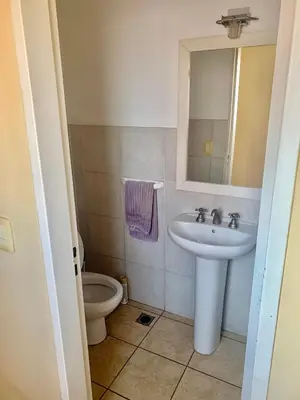 a bathroom with a sink and a toilet and a mirror at HERMOSO DÚPLEX DE CATEGORÍA COMPLETAMENTE EQUIPADO in Cordoba