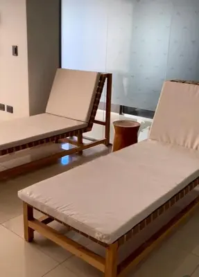 two beds sitting in a room withermott at Apart France - Monoambiente con piscina y estacionamiento in Río Cuarto