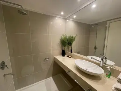 a bathroom with a sink and a mirror at Apart France - Monoambiente con piscina y estacionamiento in Río Cuarto