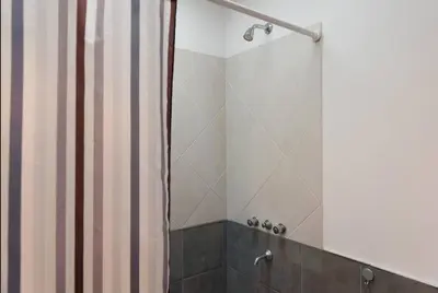a shower with a shower curtain in a bathroom at RELÁJATE Y DISFRUTA DE LA MEJOR ZONA DE CORDOBA. in Cordoba
