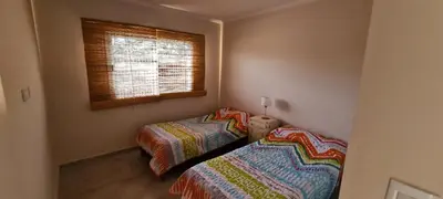 two beds in a small room with a window at Carlos Paz - 3 Dormitorios con cochera - Zona céntrica residencial in Villa Carlos Paz