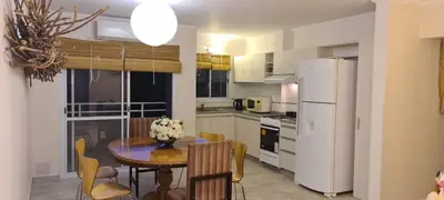 a kitchen with a table and chairs and a refrigerator at Carlos Paz - 3 Dormitorios con cochera - Zona céntrica residencial in Villa Carlos Paz