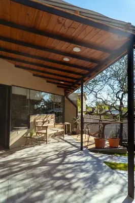 an outdoor patio with a wooden pergola at Complejo Quiya - Departamento Los Espinillos con hidromasaje in Alta Gracia