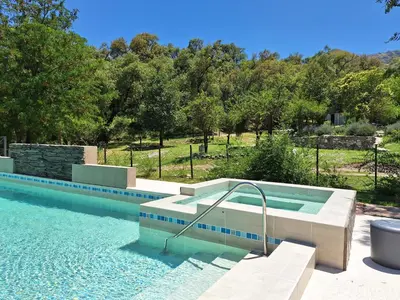 a large swimming pool with a swimming poolvisor at COSTA COM Cabañas in Merlo