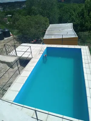 a blue swimming pool on top of a house at Casa de alquiler 2 in Tanti