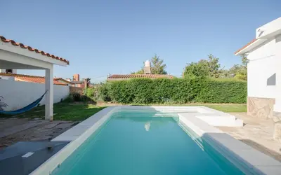a swimming pool in the backyard of a house at Casa en Villa Carlos Paz con Pileta , Quincho y Jardín a Pasos del Centro in Villa Carlos Paz