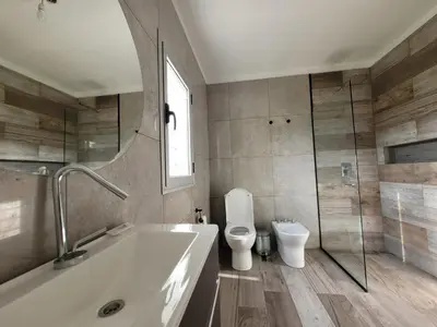 a bathroom with a tub and a toilet and a shower at Casa Sierras de Córdoba Villa el Diquecito in La Calera
