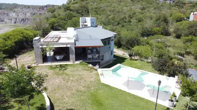 an aerial view of a house on a yard at Casa Sierras de Córdoba Villa el Diquecito in La Calera