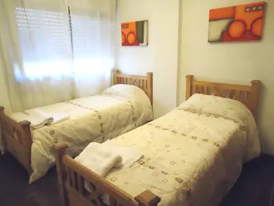 two twin beds in a bedroom with a window at Amplio y Centrico in Cordoba