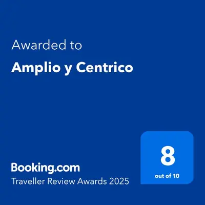 a blue screen with the text awarded to amulet centric at Amplio y Centrico in Cordoba