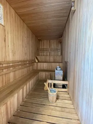 a wooden sauna with a bench and a bucket at Casa Puerto del Aguila - Potrero de Garay in Potrero de Garay