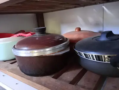 a group of pots and pans sitting on a shelf at Luna en Acuario Hospedaje in Santa Rosa de Calamuchita