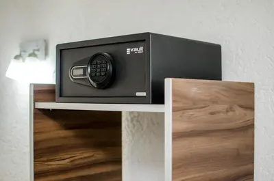 a microwave oven sitting on top of a shelf at La Reina Hotel in Santa Rosa de Calamuchita