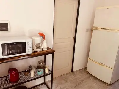 a kitchen with a microwave and a refrigerator at Complejo Las Violetas in Merlo