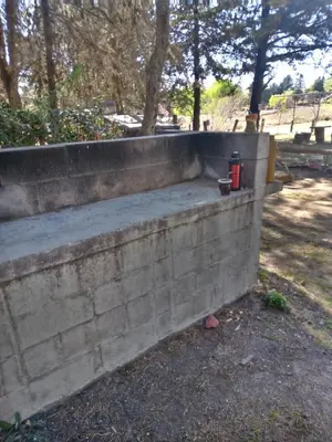 a concrete wall with a cup on top of it at Cabaña en el lago in Trapiche