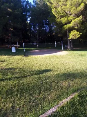 a park with a field of grass and trees at Cabaña en el lago in Trapiche