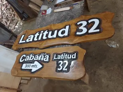 two signs that say and calanta at Latitud 32 in Villa Yacanto
