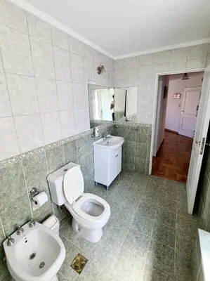 a bathroom with a toilet and a sink at Departamento Nueva Córdoba RW in Cordoba