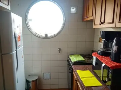 a kitchen with a refrigerator and a window at Departamento 100% equipado y excelente ubicación in Cordoba