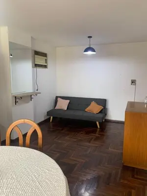 a living room with a couch and a table at Departamento 100% equipado y excelente ubicación in Cordoba