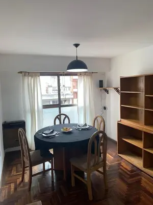 a dining room with a table and chairs and a window at Departamento 100% equipado y excelente ubicación in Cordoba