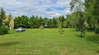 a car parked in the middle of a yard at HERMOSA CASA con 4000mts de PARQUE en las SIERRAS DE CORDOBA in José de la Quintana