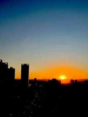 a silhouette of a sunset in a city at Amplio Piso Vintage, Terraza con Vista a Sierras in Cordoba