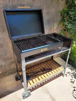 a barbecue grill sitting on top of a sidewalk at Casa Sarmiento in San Francisco del Monte de Oro